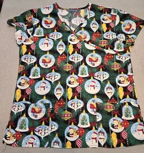 Serene Christmas Scrub Top Gr. XS Schneemänner Bäume Ornamente Pinguine Medizin Tierarzt - Bild 1 von 3