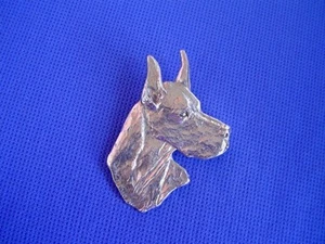 Dogge Anstecknadel KOPFDREHEN #30C Zinn Sportlicher Hund Schmuck von Cindy A. Conter - Bild 1 von 1