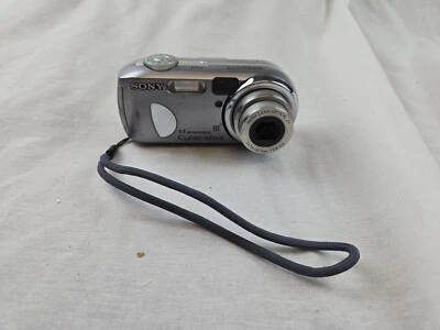 Sony Cyber-shot DSC-P93A 5.1MP Digital Camera - Silver - Image 1 of 3