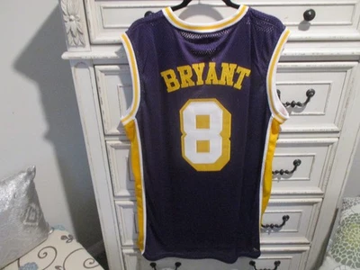 CAMISETA KOBE BRYANT #8 Headgear Classics co. #HGC088-BBJ-B5 PÚRPURA con AMARILLO Foto 1 de 3