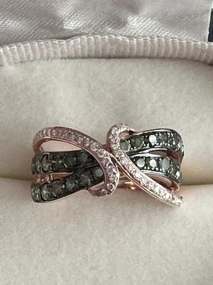 Impresionante anillo de diamantes blancos y verdes de oro rosa de 14 k de 1,25 quilates en total de Le Vian Foto 1 de 4