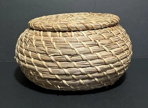 "Cesta de almacenamiento de mimbre decorativa tejida a mano con tapa 7,5"" X 4""" - Imagen 1 de 7