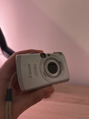 Canon IXUS 950 IS 8.0MP Compact Digital Camera - fully working - Image 1 of 4