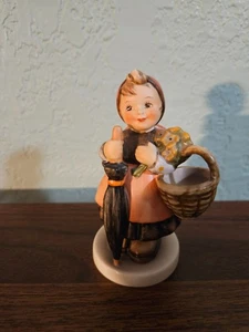 Vintage Goebel Hummel im Urlaub Mädchen mit Korb, Regenschirm 4" Figur, 350, 1965 - Bild 1 von 4