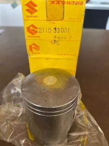 NOS NEW SUZUKI PISTON 12110-33004 1972 1973 GT 380 STD - Foto 1 di 4