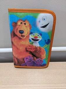 NEU Spielhaus Disney Bär im großen blauen Haus Kunst Schreibwaren Federmäppchen Set - Bild 1 von 11