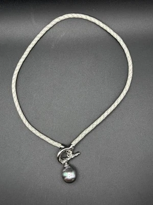 Collar Colgante Perlas Majorica - Cuero Trenzado Gris Claro, Iridiscente Foto 1 de 3
