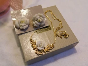 Avon Victoria Porcelain Rose Pendant Necklace and Earrings Vintage Set 1990 - Picture 1 of 7
