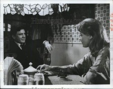 1977 Press Photo Actors Cliff Robertson and Lois Nettleton in a television show