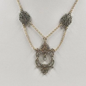 Collar Avon en cadena tono dorado con tres colgantes de filigrana diamantes de imitación facetados - Imagen 1 de 9