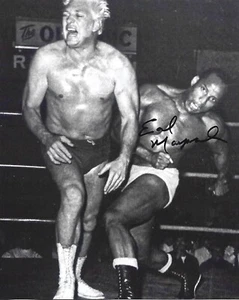BODYBUILDING & WRESTLING LEGEND EARL MAYNARD SIGNIERT 8X10 TAG TEAM CHAMPION NWA - Bild 1 von 1