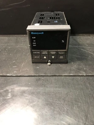 HONEYWELL DC300K-Q-000-20-0000-0 UDC300 Versa-Pro Temperature Controller USED - Image 1 of 4