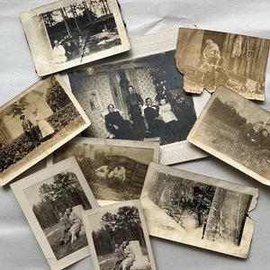Foto Antigua Instantánea Lote de Grupos Hombres Mujeres Niño Foto Montada - Imagen 1 de 7