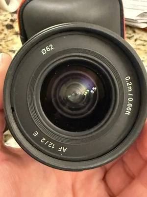 Lente ultra gran angular compacta de enfoque automático Samyang 12 mm F2.0 - para montaje Sony E Foto 1 de 4