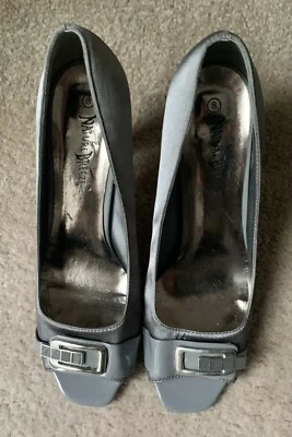 "Tacones Nature Breeze gris punta abierta de 3 1/2"" con hebilla talla 8 ligeramente usados sin marcas" Foto 1 de 4