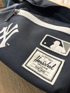 New York Yankees MLB x Herschel Supply Co. Seventeen Fanny Pack Hipsack Belt Bag - Picture 1 of 9