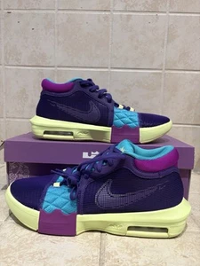 NUOVE scarpe da basket Nike LeBron Witness 8 viola da uomo taglia 9,5 FB2239-500 - Foto 1 di 5
