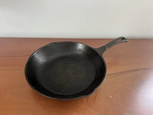 Wagner Ware Griswold Dual Logo 9" Cast Iron Chef Skillet w/ Thumb Rest 1972 - Picture 1 of 6