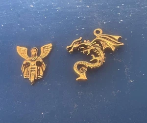 FANTASY 1 DREIDIMENSIONALER DRACHE CHARM & 1 ENGEL AUF MOTORRAD ANSTECKNADEL. - Bild 1 von 1