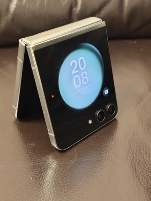 Samsung Galaxy Z Flip 5 - 5G Network Unlocked -  256GB - Light Green  - Image 1 of 4
