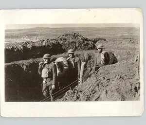 Soldados de la Primera Guerra Mundial 1er Cuerpo Compañía trabajando en cables de comunicación 1918 foto de prensa - Imagen 1 de 2