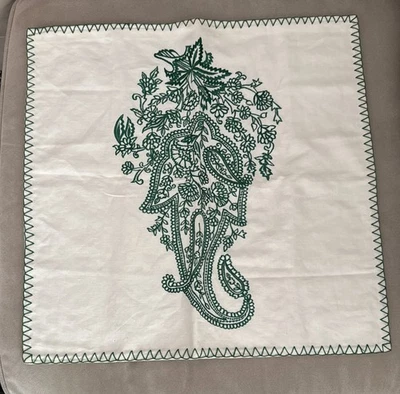 Capa de travesseiro decorativa John Robshaw GEORGOUS verde sobre creme branca 20” x 20” em excelente estado usado - Imagem 1 de 4