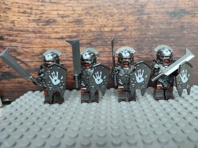 4x Herr der Ringe / Hobbit Uruk-Hai Figuren mit Ausrüstung + ikonische Klingen - Bild 1 von 2