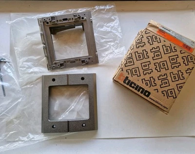 Bticino cornice + telaio 350415 + 350315 posto esterno SFERA ROBUR antivandalo - Immagine 1 di 4