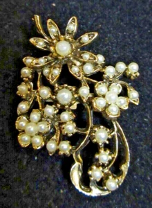 VINTAGE Estate Gold Tone Brass Metal Faux Pearl Flower Cluster Brooch Pin - 1.5" - Picture 1 of 6