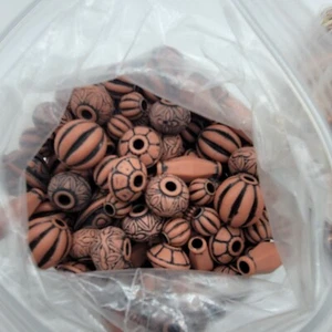 Gioielli in plastica mista vintage perline di tutti i diversi tipi e dimensioni - Foto 1 di 7
