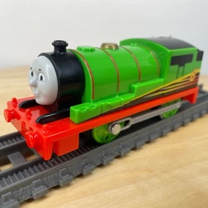 Thomas the Tank Engine Revolution Tren Carreras Percy con Rayas Fisher Price - Imagen 1 de 8