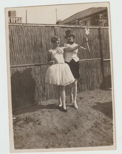 Foto de pareja afecto guapo mujer abrazos peinado moda gay de colección - Imagen 1 de 2