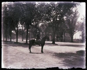 (1) NEGATIVO DE VIDRIO ANTIGUO DE FINALES DE 1800, PRINCIPIOS DE 1900, HOMBRE A CABALLO, LOCAL DESCONOCIDO - Imagen 1 de 2