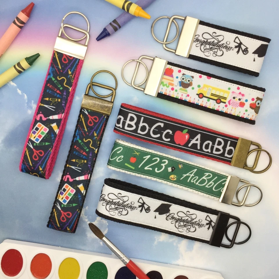 Llavero de regreso a la escuela Llavero de graduación ABC Llavero Suministros de arte Autobús escolar Foto 1 de 1