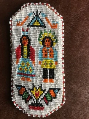 Estuche para gafas artesanales nativas americanas con cuentas de cuero Foto 1 de 3