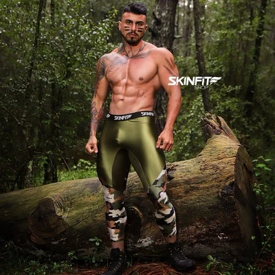 Pantalones de compresión pequeños Skinfit camuflaje camuflaje 3/4 brillantes de spandex para hombre Foto 1 de 2