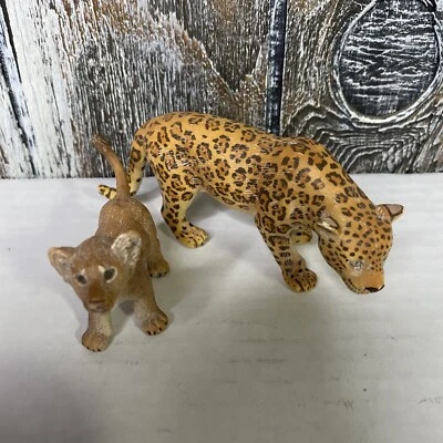 Estatueta SCHLEICH 2006 ALEMANHA Crouching Cheetah & Baby - Imagem 1 de 4