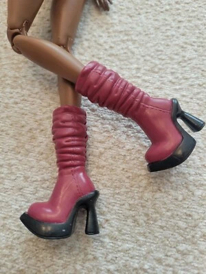Zapatos para muñeca Barbie ☆ Y2K My Scene ☆ Fashion Fever ☆ Botas holgadas granates Foto 1 de 4