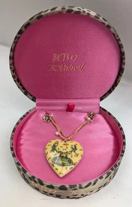 Y2K Neu mit Etikett Betsey Johnson Tea Party Herz Medaillon Perlenkette selten NIE GETRAGEN - Bild 1 von 5