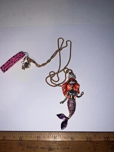 NEU BETSEY JOHNSON MEERJUNGFRAU ANHÄNGER MIT HALSKETTE - Bild 1 von 2