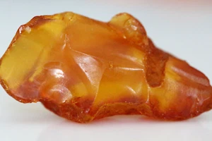Raw Natural Baltic Amber Yolk Stone 4.7g, Genuine Amber Egg -天然琥珀 G385 - Picture 1 of 4