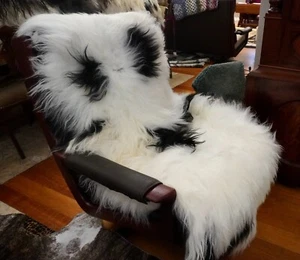 Natural Smiley Markings - A Beautiful Black & White Icelandic Sheepskin Rug - - Picture 1 of 8