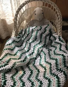 Hausgemachte afghanische gehäkelte 53" x 66" grün und weiß und rosa - Bild 1 von 8