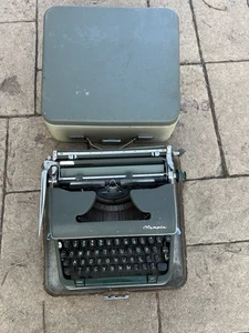 Olympia SM3 Green De Luxe Typewriter w Case WERKE AG. WILHELMSHAVEN West Germany - Picture 1 of 8
