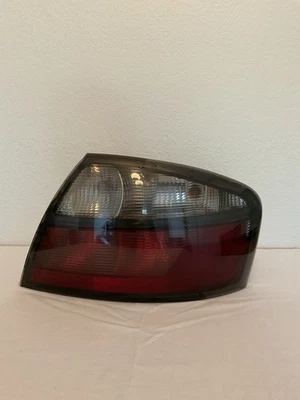 Luz trasera derecha Pontiac Bonneville 2000-2005 OEM GXP Foto 1 de 4