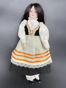 Vintage Porzellan Gesicht, Hand Beine 8" Puppe schwarzes Kleid Schürze schwarzes Haar weicher Körper - Bild 1 von 10