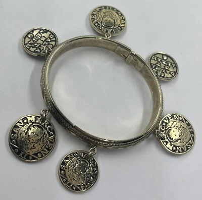 "Brazalete Whiting & Davis San Marc Ven moneda sintética tono dorado con bisagras 6,5"" (1051)" Foto 1 de 4