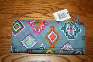 Vera Bradley Geldbörse RFID DREIFACHFALTUNG bemalt Medaillons grau Clutch Münze Reise NEU - Bild 1 von 7