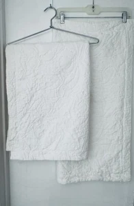 Zwei Vintage Keramikscheune WEISS gesteppte Euro-Shams Made in Portugal auslaufend - Bild 1 von 5