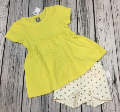Conjunto de camisa amarilla y pantalones cortos de mezclilla florales Gap 3/3T para niñas. Nuevo con etiquetas Foto 1 de 4
